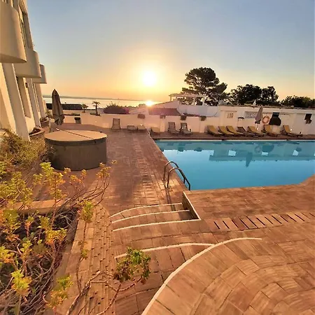 Walls Rooftop Terrace Duplex @ Citycenter &