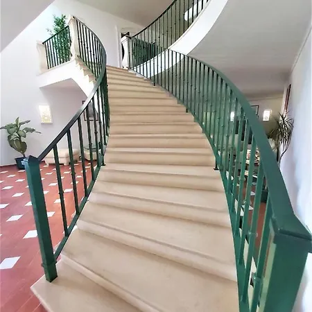 Walls Rooftop Terrace Duplex @ Citycenter &