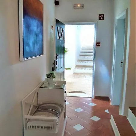 Walls Rooftop Terrace Duplex @ Citycenter & Апартаменты Лагуш